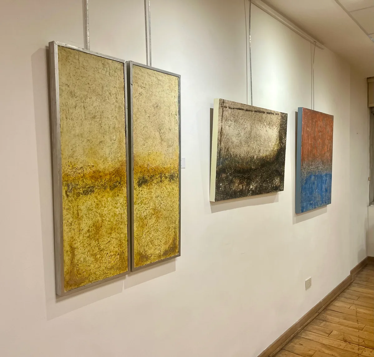Golden diptych and paintings in the Club Alemán hall