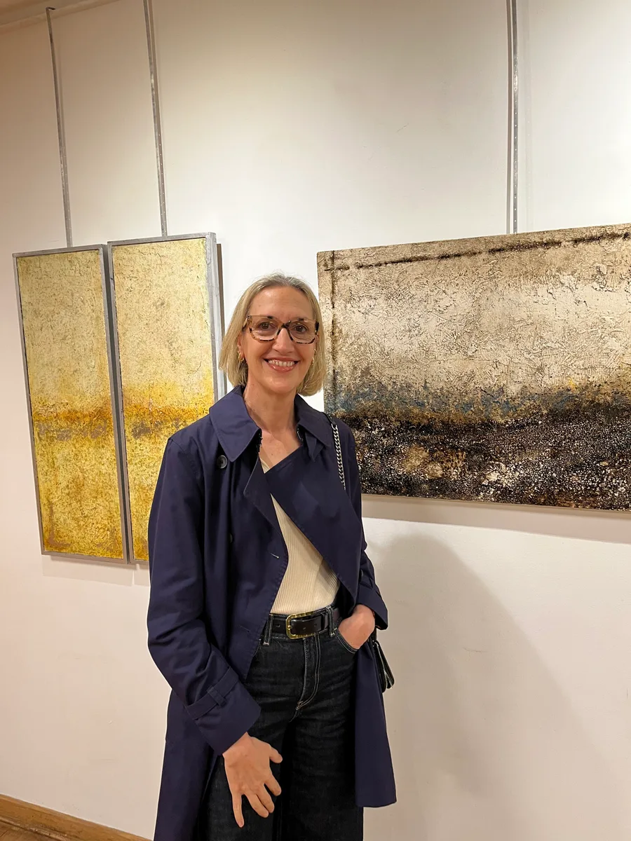 Marina Elizalde in front of a golden diptych